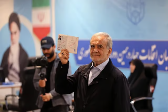 خبراء إيرانيون لـ"إرم نيوز": بزشكيان لن يخرج من "عباءة خامنئي"
