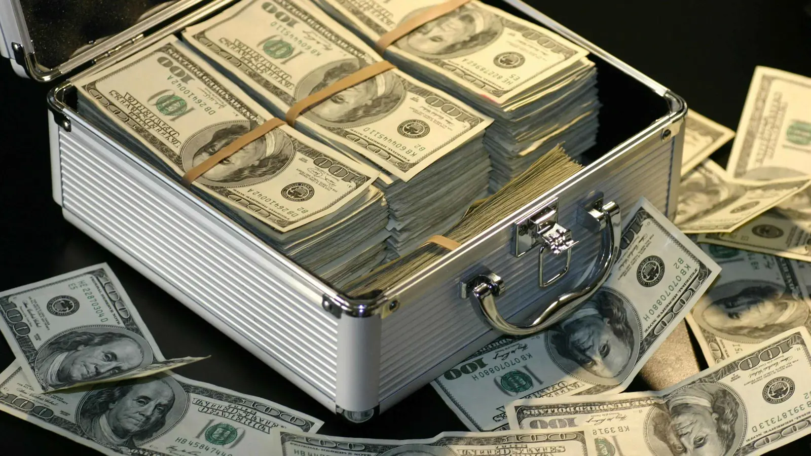 سرق أكثر من 3 ملايين دولار من مسنة.. وأنفقها على عمليات التجميل
