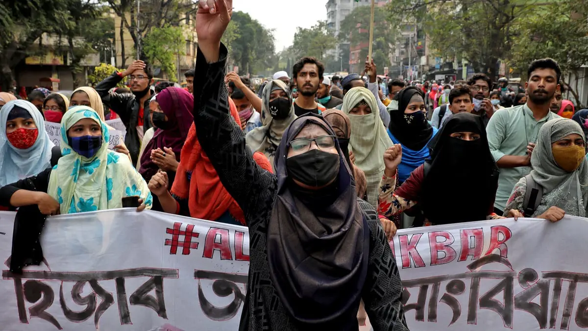 الهند.. طلاب يغلقون طرقا احتجاجا على منع الحجاب في مدارس ولاية كارناتاكا