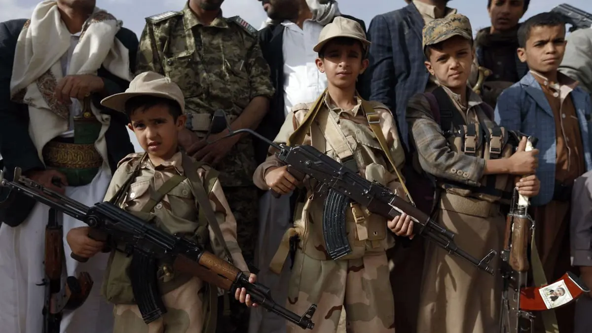 "أطفال لا بنادق".. حملة إلكترونية يمنية واسعة ضد "انتهاكات التجنيد" الحوثية