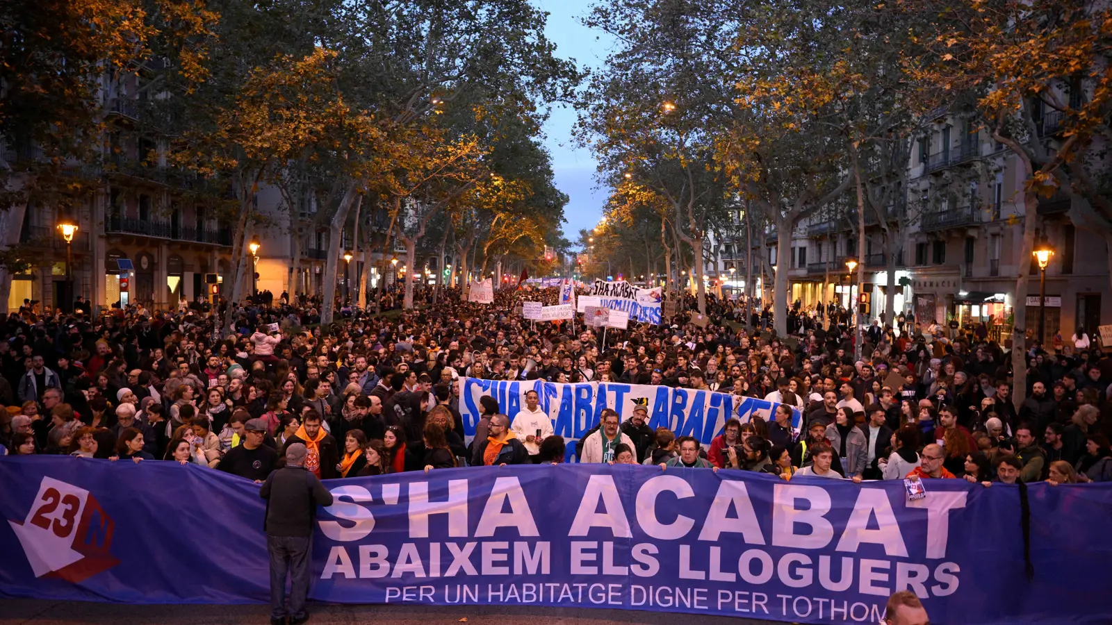 آلاف المحتجين في برشلونة يطالبون بتخفيض الإيجارات (صور)