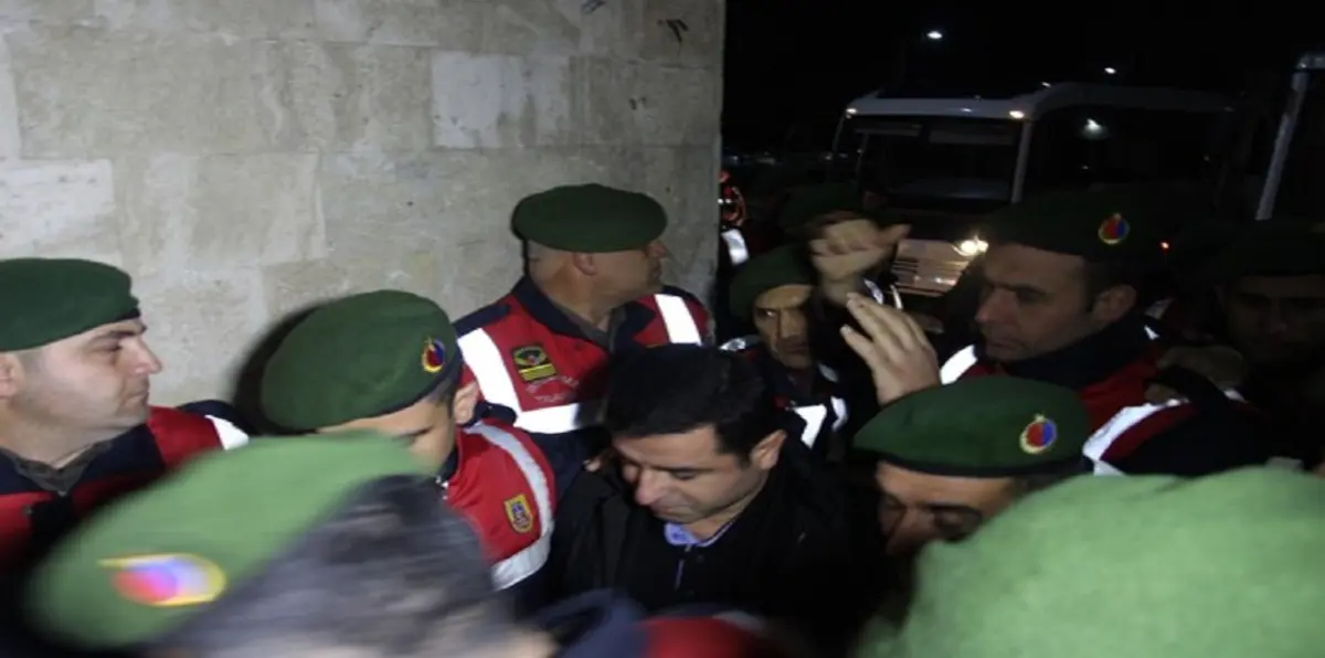 محكمة تركية تقضي بحبس القيادي الكردي صلاح الدين دميرتاش 4 سنوات
