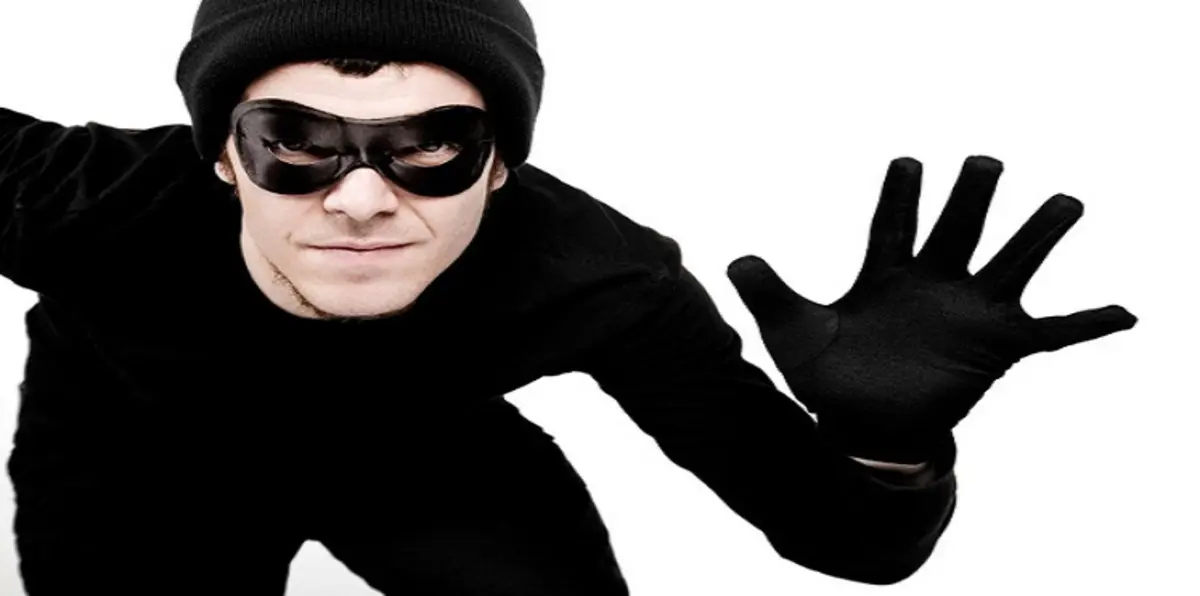يعود إلى الإمارات رغم ترحيله 4 مرات.. والهدف سرقة المزيد