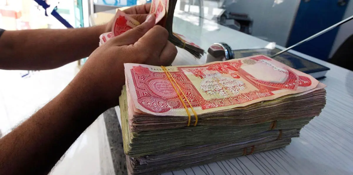 العراق.. مئات المعلمين يتظاهرون في البصرة احتجاجًا على تأخر صرف رواتبهم