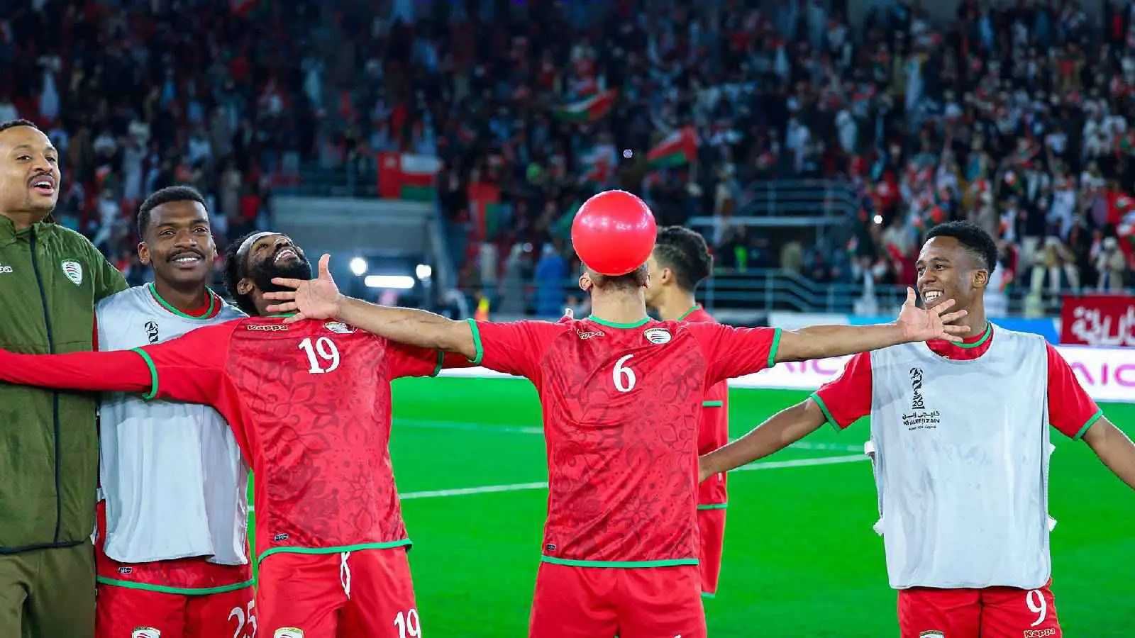 احتفال لاعبي المنتخب العماني