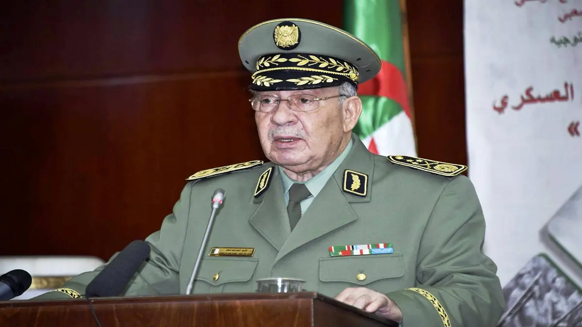 قائد الجيش الجزائري يتعهد بالقضاء على أذرع العصابة