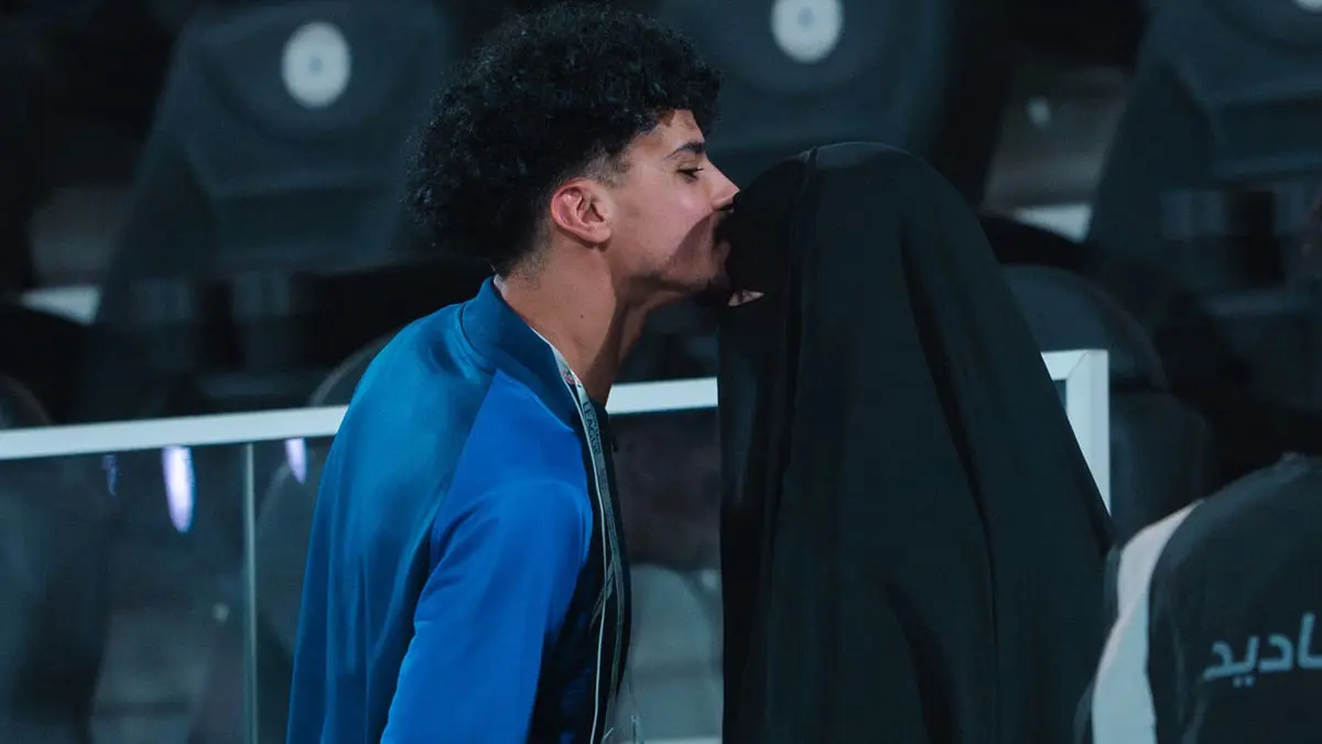 لاعب سعودي يقبل رأس والدته قبل مباراة محلية (صور)