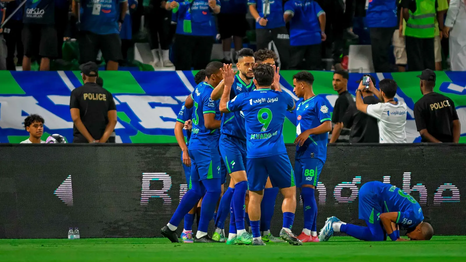 الفتح يهزم الاتحاد ويقدم هدية للهلال في صراع التتويج بالدوري السعودي (فيديو)