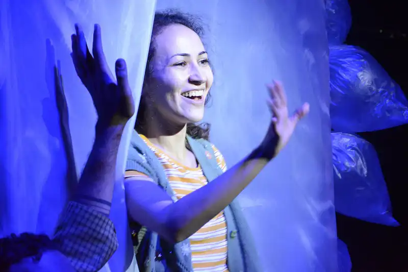 من مسرحية هل تراني