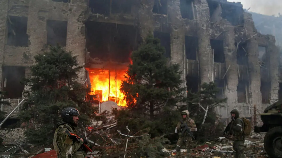 معارك عنيفة في آزوفستال وفقدان الاتصال بالقوات الأوكرانية