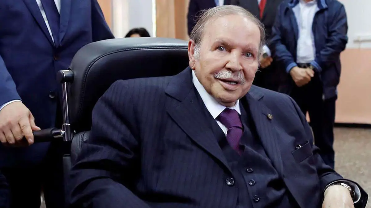 الجزائريون يشيعون جثمان بوتفليقة إلى مثواه الأخير