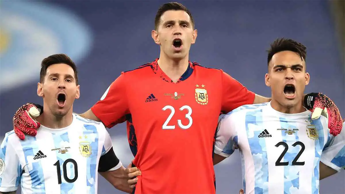 برشلونة ينافس عملاق الدوري الإنجليزي على صفقة "زميل ميسي"