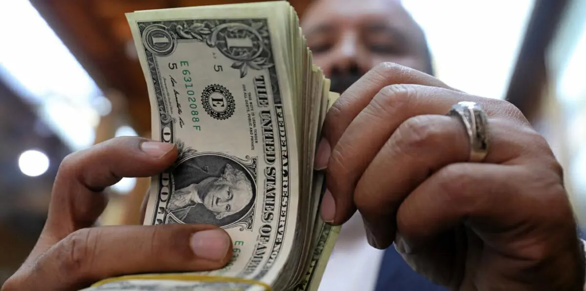 الدولار عند أدنى مستوى في أسبوع مع تنامي مخاوف الحرب التجارية