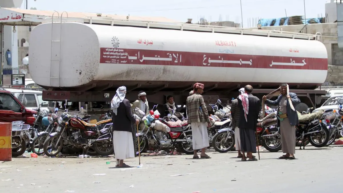 تهريب المشتقات النفطية بين لحج وتعز.. فرصة الحوثيين للثراء