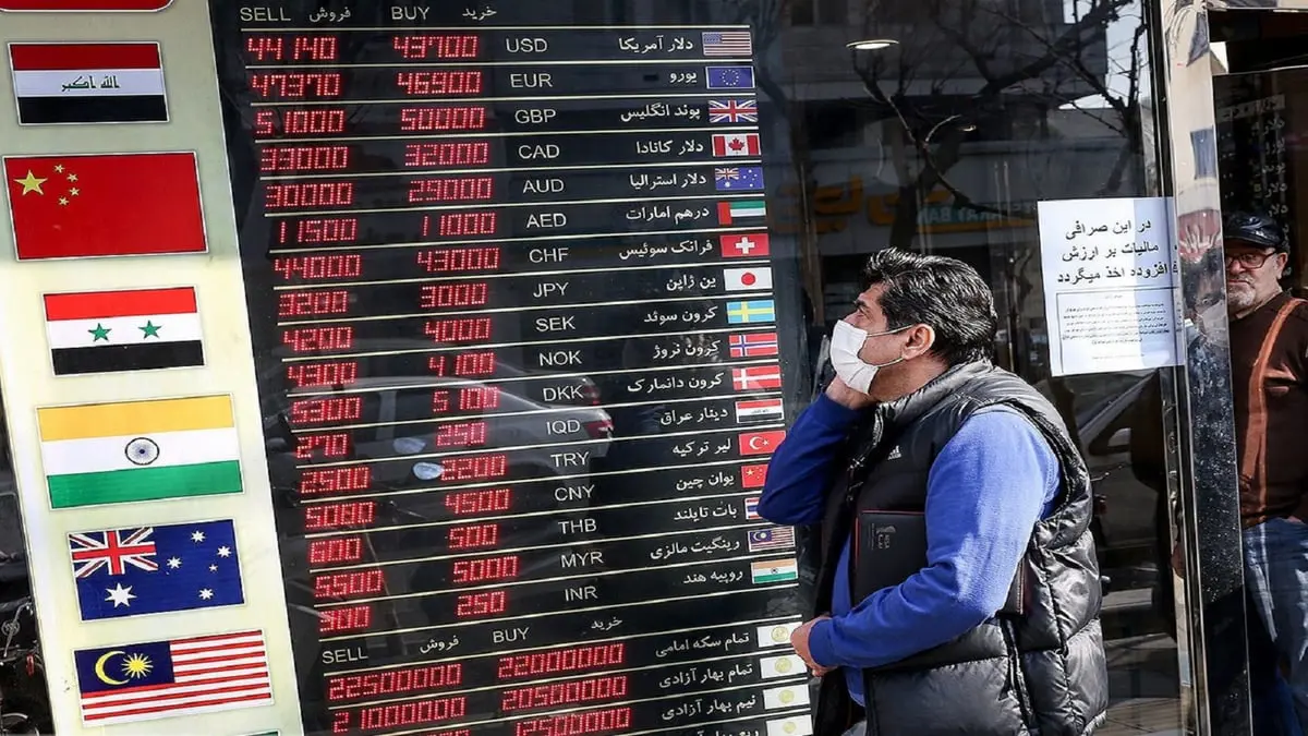 "اضطراب اقتصادي".. العملة الإيرانية تشهد انهيارًا كبيرًا 