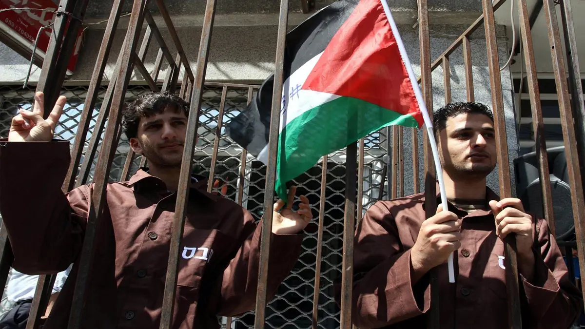 حرق غرف ورفض الطعام.. توتر يعم سجون إسرائيل وتحرك فلسطيني لإنقاذ الأسرى