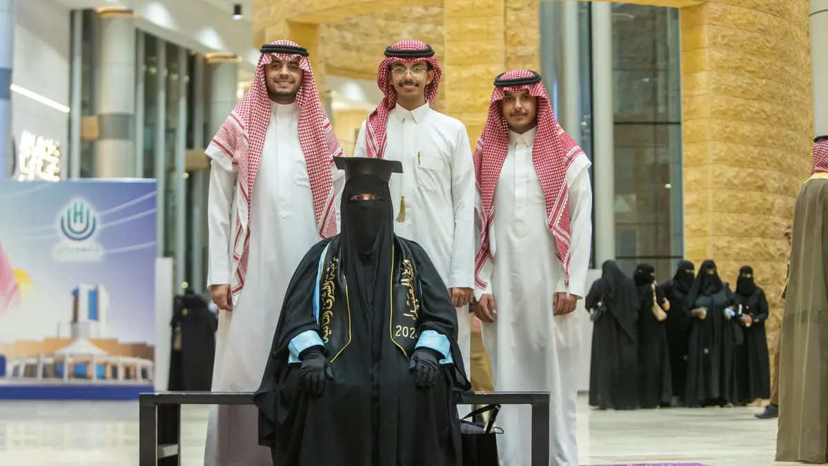 السعودية هدى العبيداء تخطف الأضواء بتخرجها الجامعي في عمر 62 عامًا (فيديو)