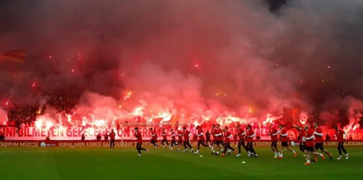 جماهير غالاتا سراي تشعل الملعب قبل مواجهة فنربخشة (فيديو)