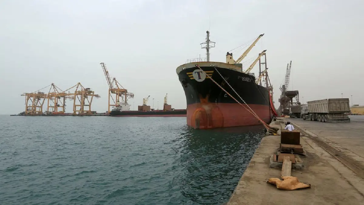 الحكومة اليمنية توافق على دخول 10 سفن محملة بالوقود إلى ميناء الحديدة