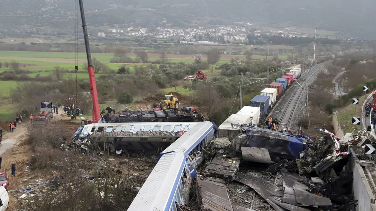 قطار رعب وشبكة مريضة.. "خطأ" تسبب بكارثة قطار اليونان
