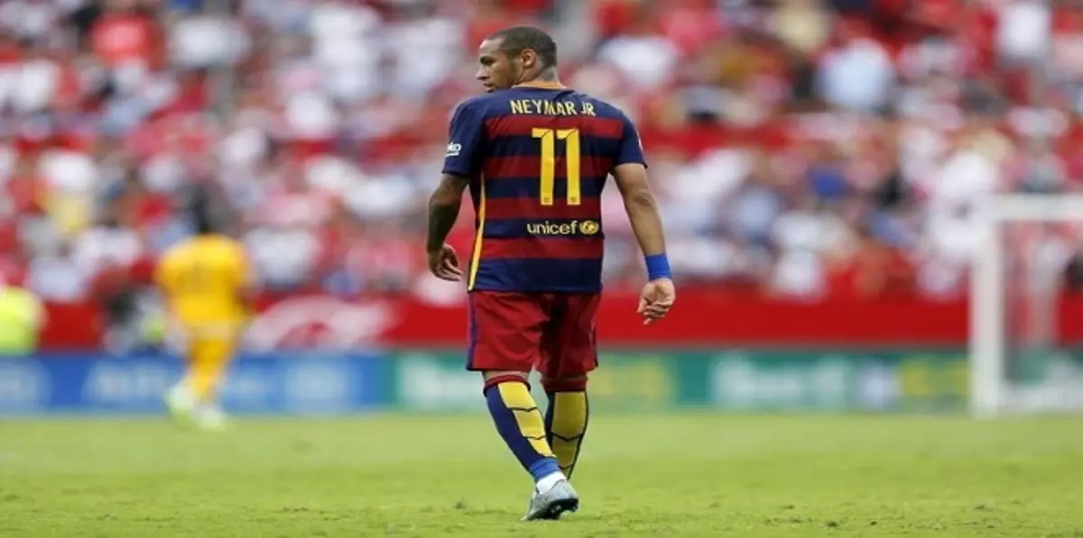 حكم لقاء برشلونة وفياريال يمنع نيمار من حمل شعار على رأسه