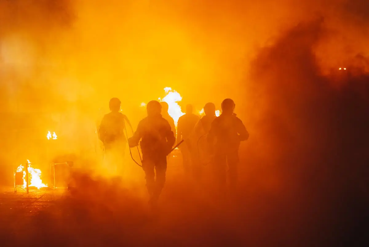 مصرع 3 أشخاص وإصابة 7 في حريق مصحة إدمان بمصر (فيديو) 