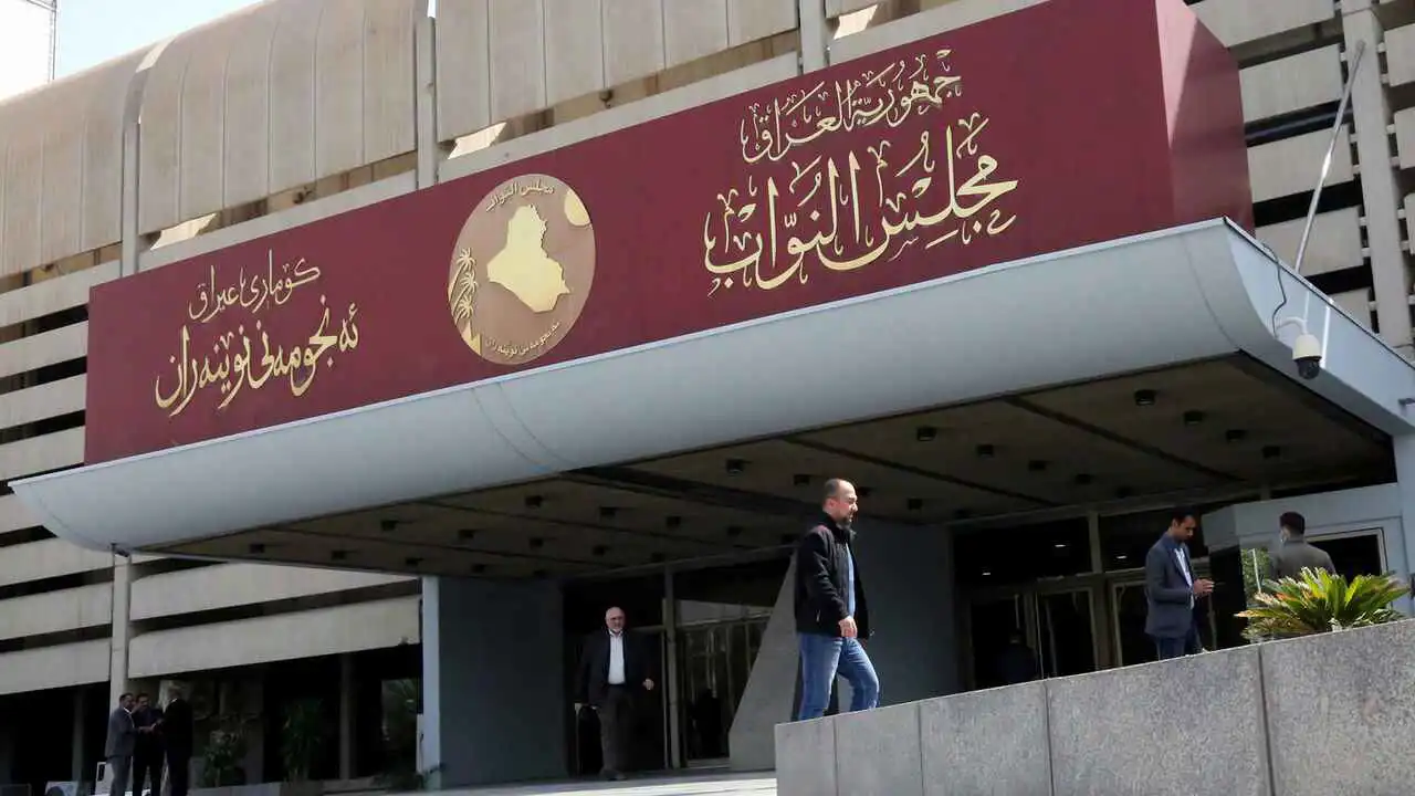 فوضى واشتباكات بالأيدي في البرلمان العراقي (فيديو)