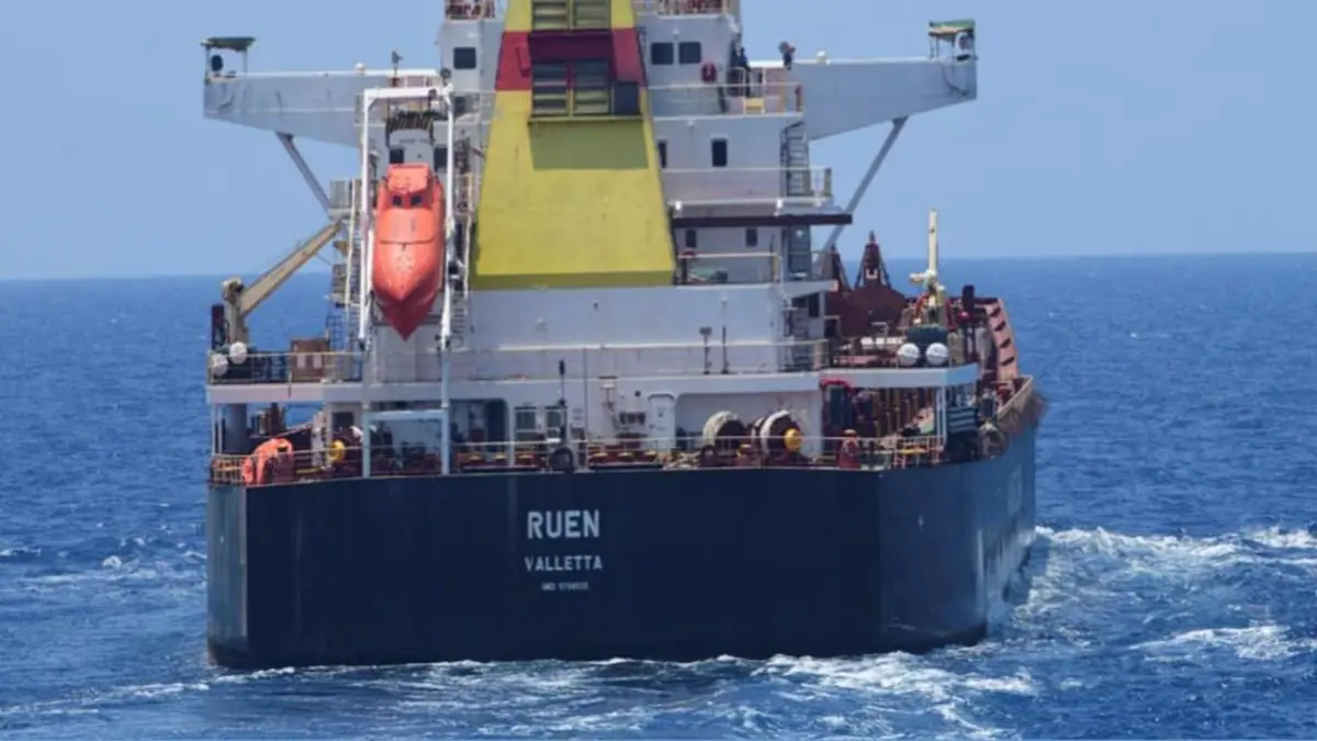 البحرية الهندية تحرر السفينة "روين" وتحتجز 35 قرصانا صوماليا