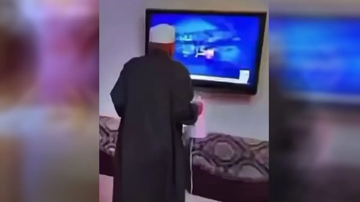 إشادة واسعة بمسن سعودي وقف أمام التلفاز لتقديم القهوة لمذيع العربية