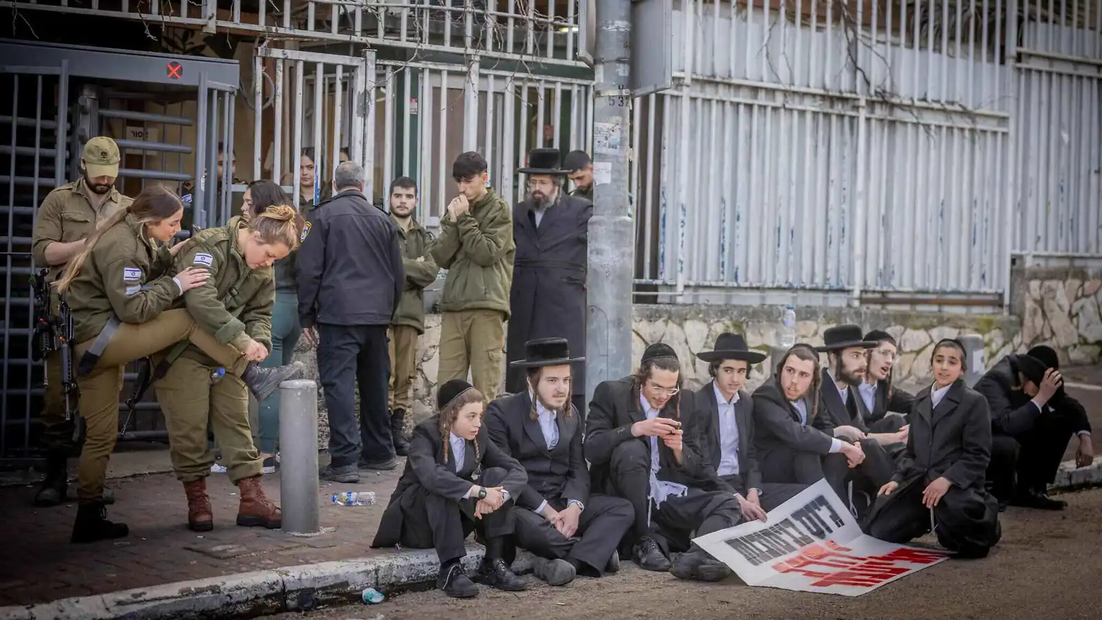 متشددون أمام مركز للتجنيد في القدس