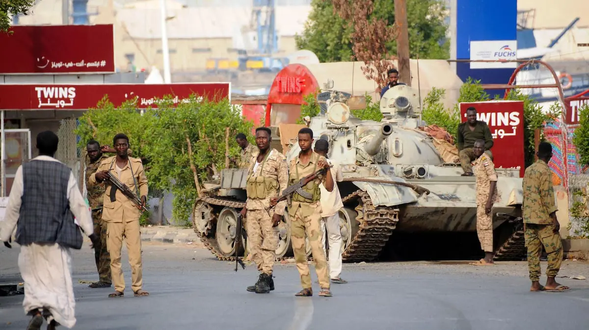 الجيش السوداني يتهم الدعم السريع بسرقة بنك الخرطوم.. والأخير ينفي