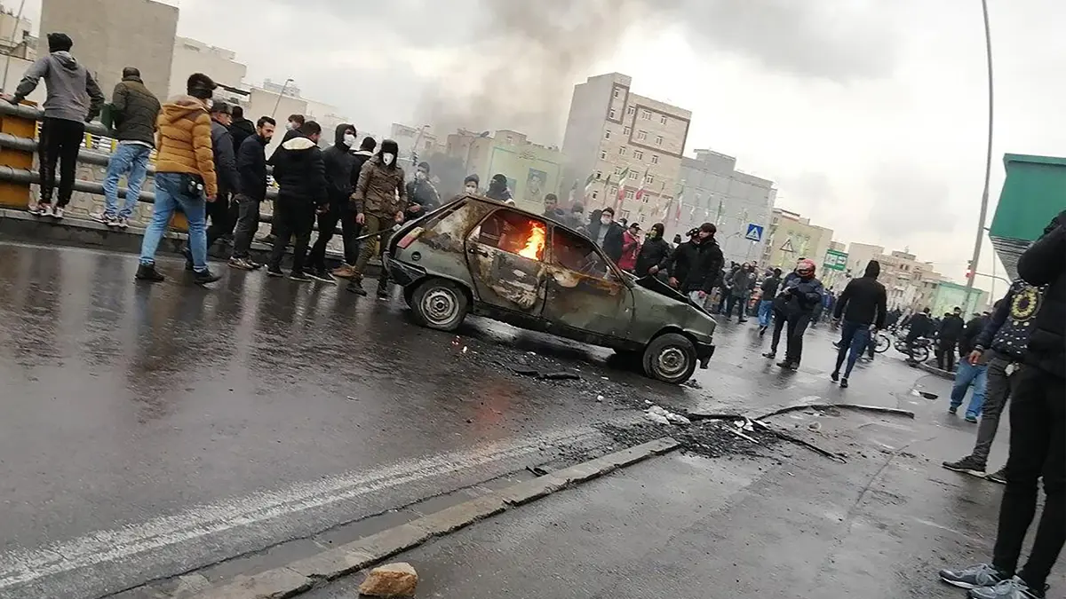 إيران .. اعتقال 10 مشاركين في "احتجاجات البنزين" بمحافظة فارس