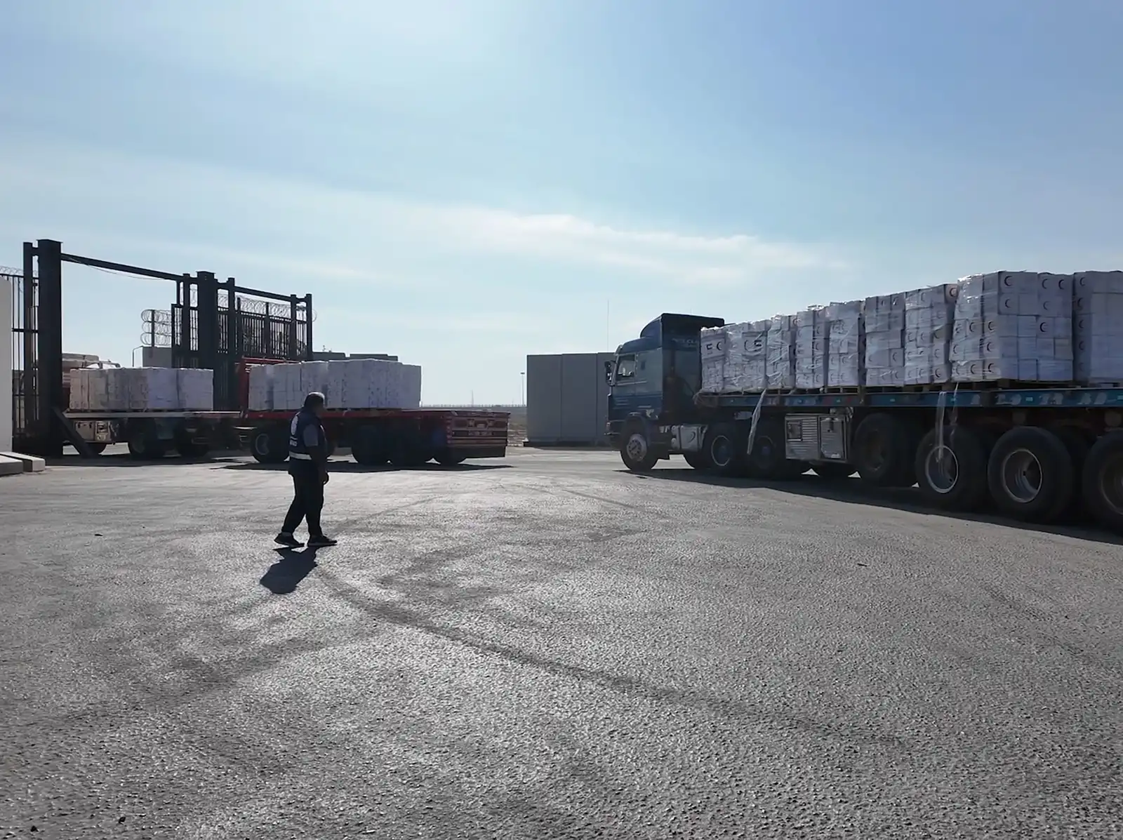 مساعدات إماراتية تدخل إلى غزة عبر معبر رفح