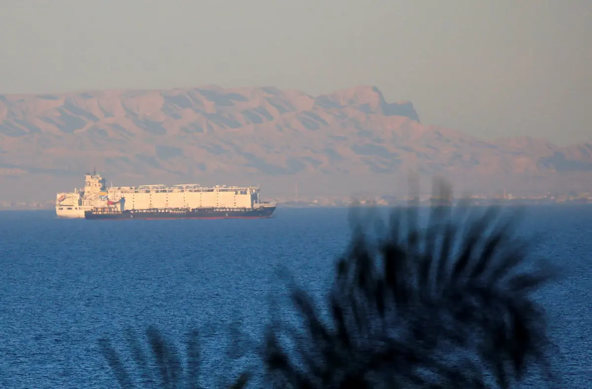 تقرير استخباراتي: تراجع هائل وخسائر بالملايين للشحن عبر البحر الأحمر