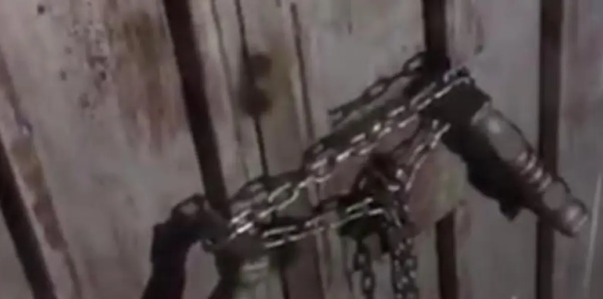 بالفيديو.. هذه تفاصيل واقعة مسن احتجزه أبناؤه بغرفة مغلقة بالسلاسل في السعودية