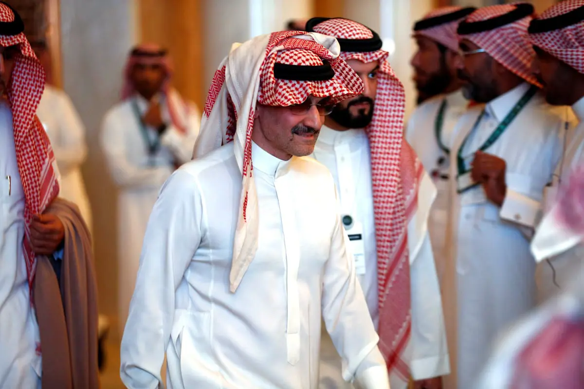 كان يمتطي دراجة هوائية.. الوليد بن طلال يفاجئ بائعة شاي بهدية ثمينة (فيديو)