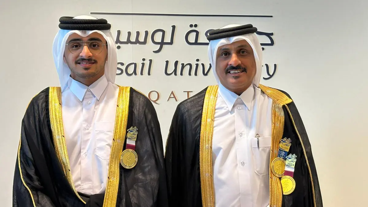 جامعة قطرية تشهد تخريجًا فريدًا لأب وابنه بذات التخصص والدفعة