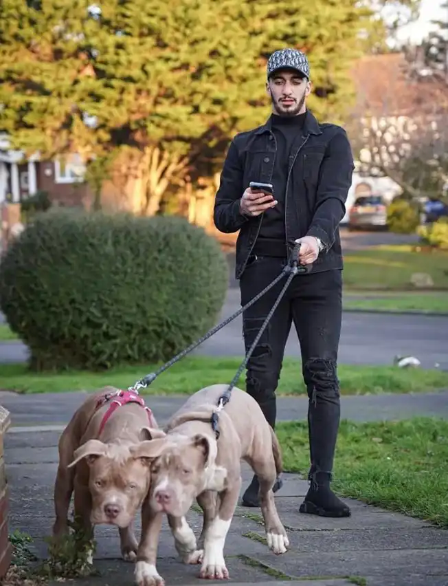 سعيد بن رحمة مع كلابه