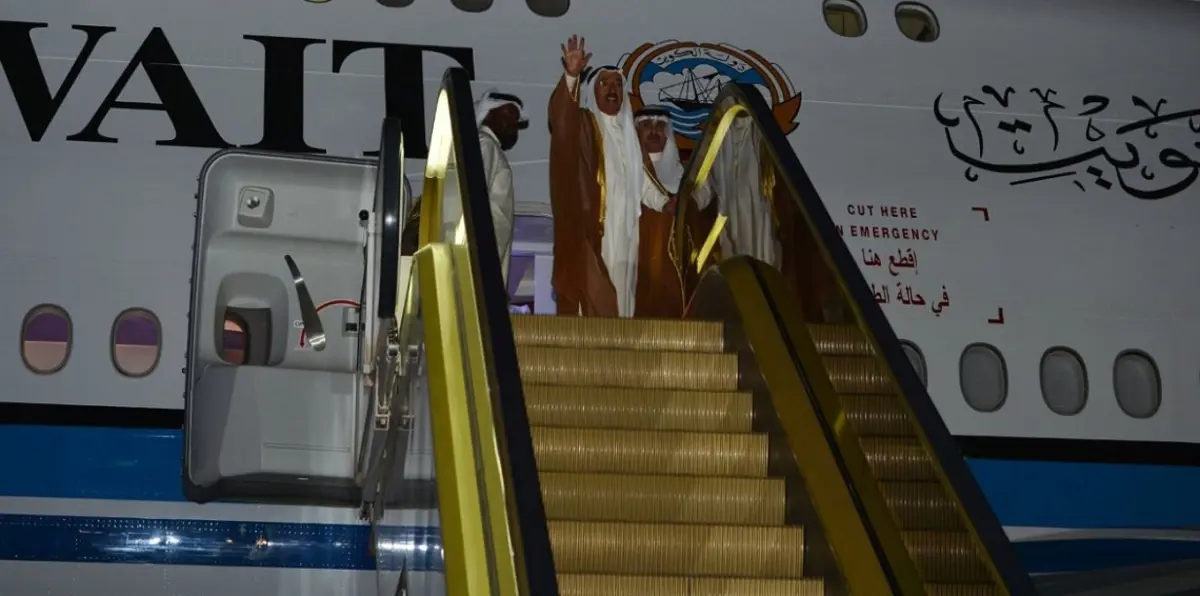 أمير الكويت يصل السعودية للتوسط بشأن قطر