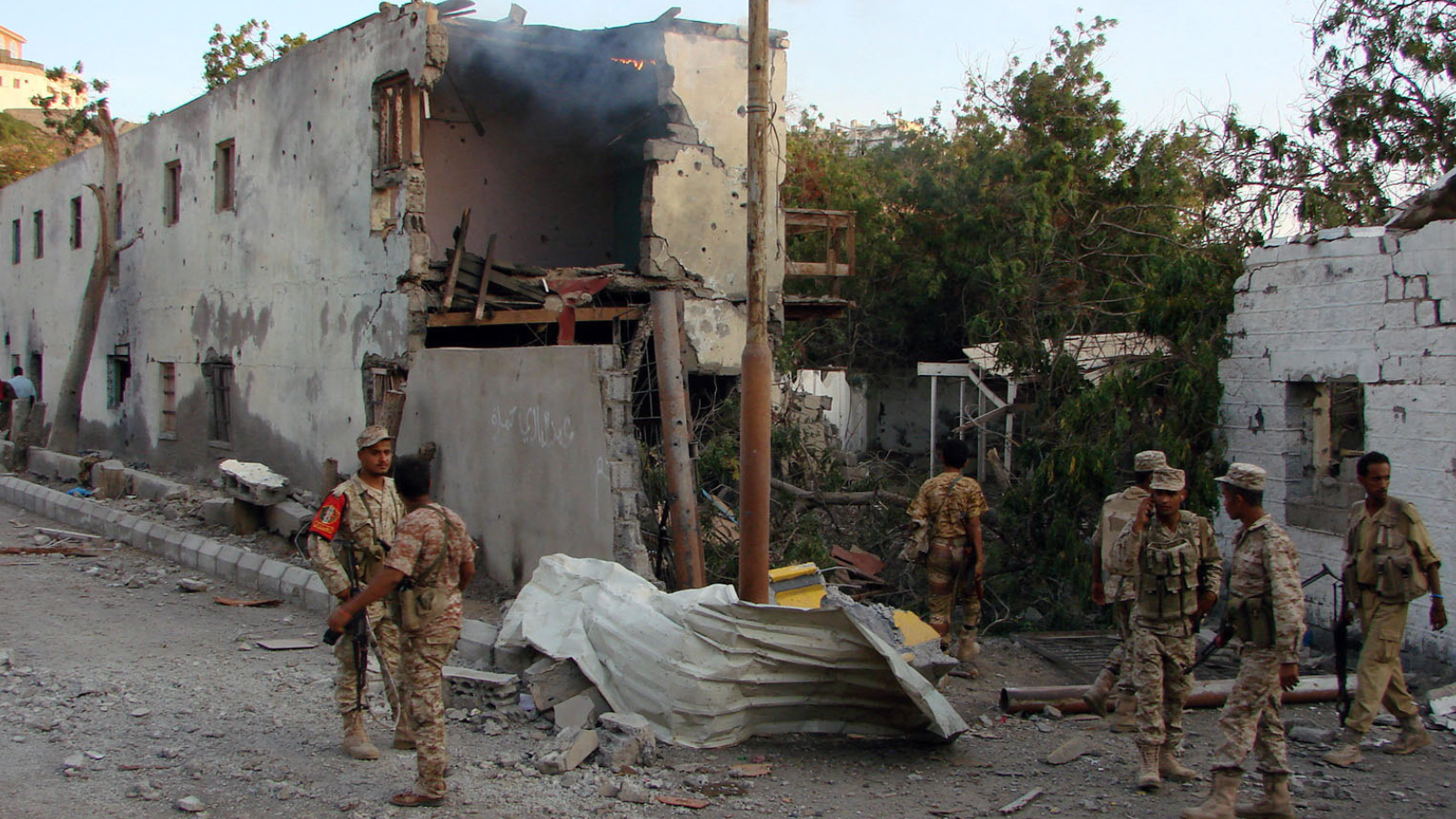 اليمن.. مقتل جندي وإصابة آخر إثر هجوم لتنظيم القاعدة في أبين