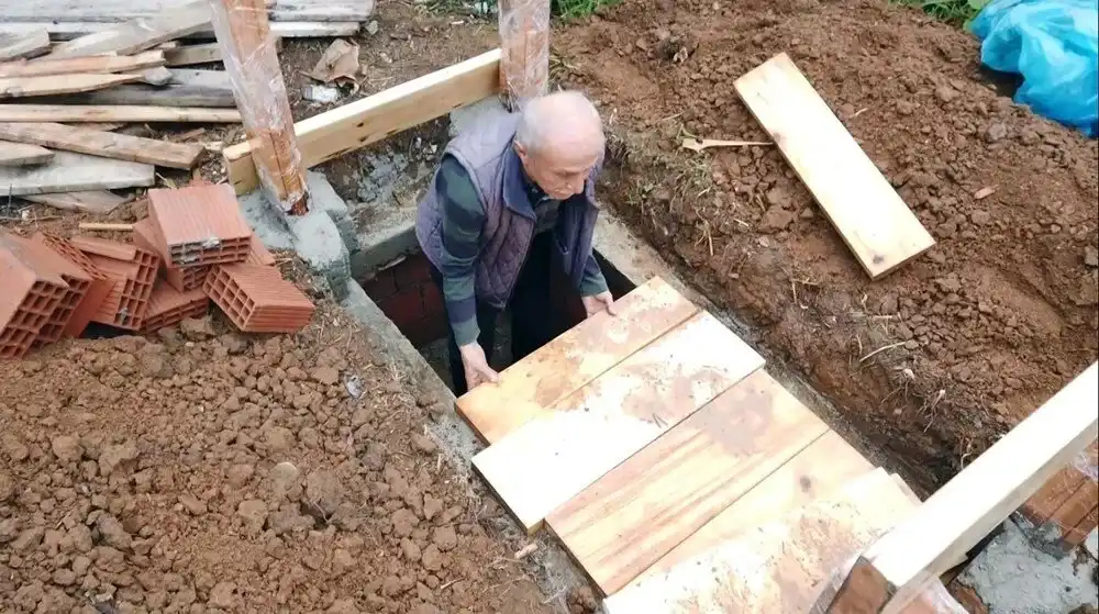 بيكديمير ينهي بناء القبر الخشبي