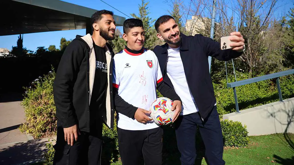 لفتة طيبة من ثنائي المنتخب الأردني مع أحد الأطفال المصابين بالسرطان