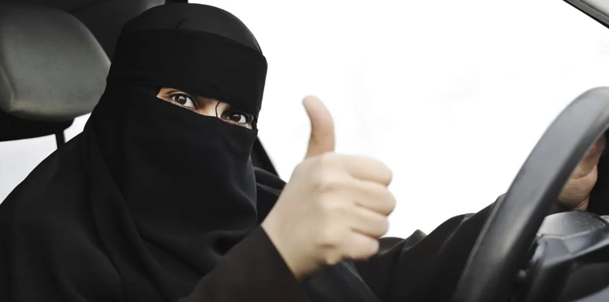 السماح للمرأة بقيادة السيارة.. الملك سلمان يأمر بإصدار رخص قيادة للسيدات في السعودية (فيديو)