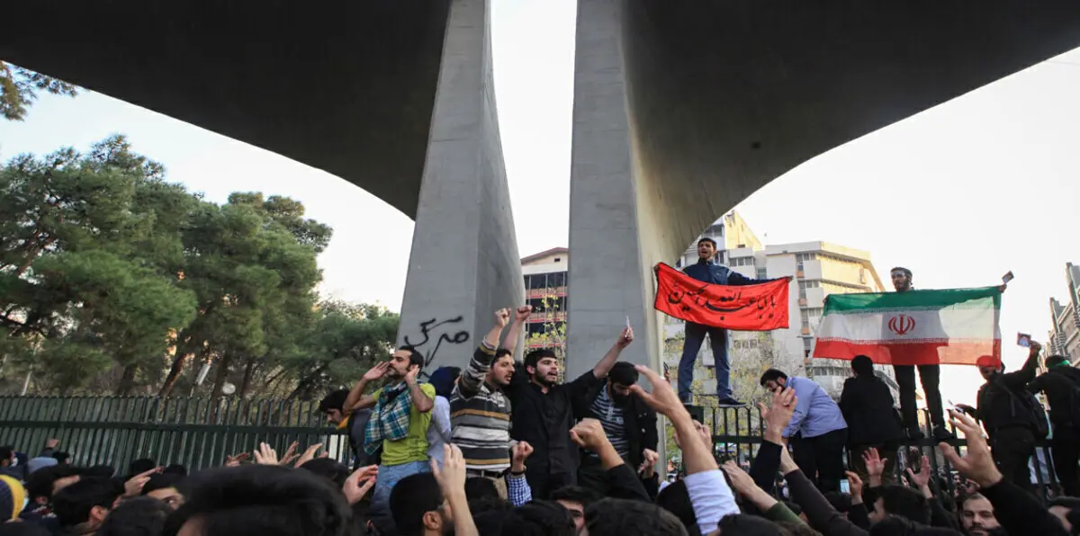 خلاف بين الحكومة والحرس الثوري.. مستشار روحاني يرد على تصريحات جعفري بشأن انتهاء الاحتجاجات