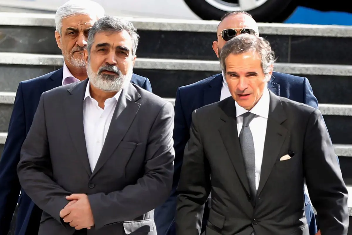 المدير العام للوكالة الدولية للطاقة الذرية رافائيل غروسي مع رئيس منظمة الطاقة الذرية الإيرانية محمد إسلامي، في طهران