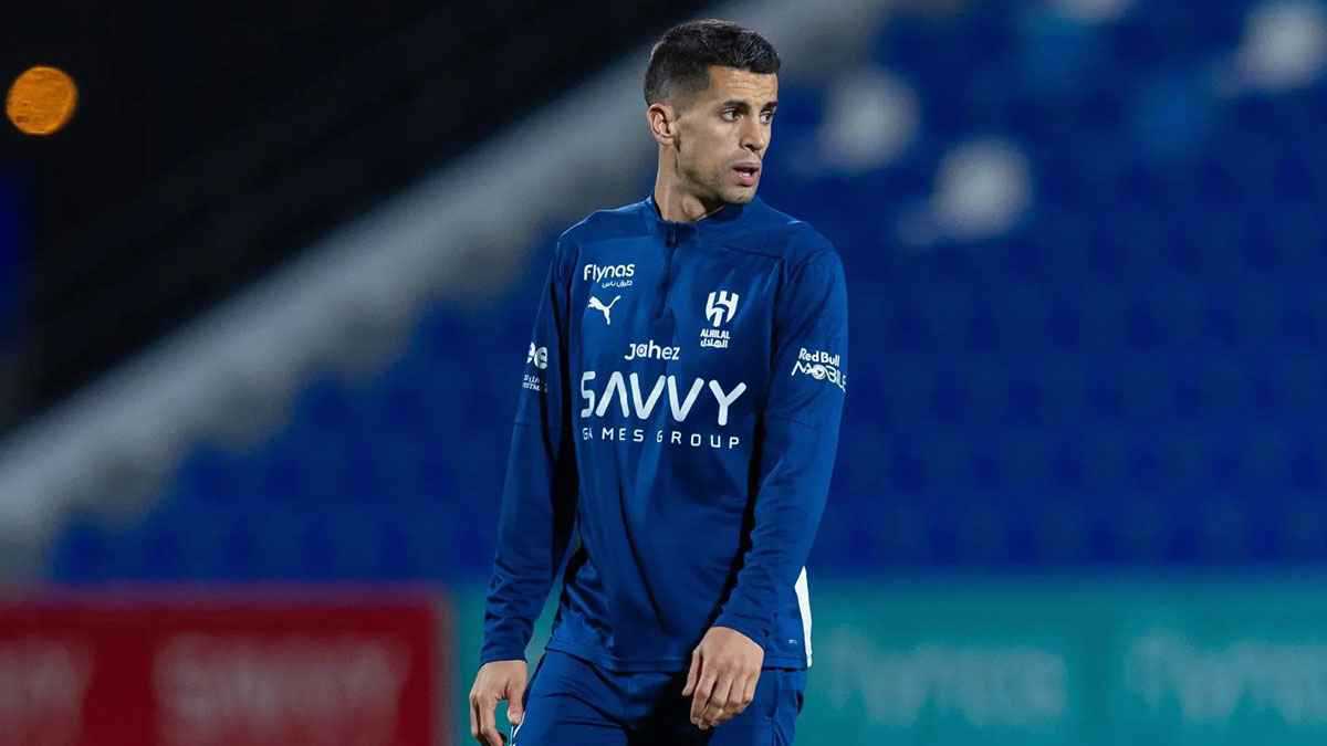 خبير قانوني يرعب الهلال السعودي بعد إسقاط اسم كانسيلو | إرم نيوز