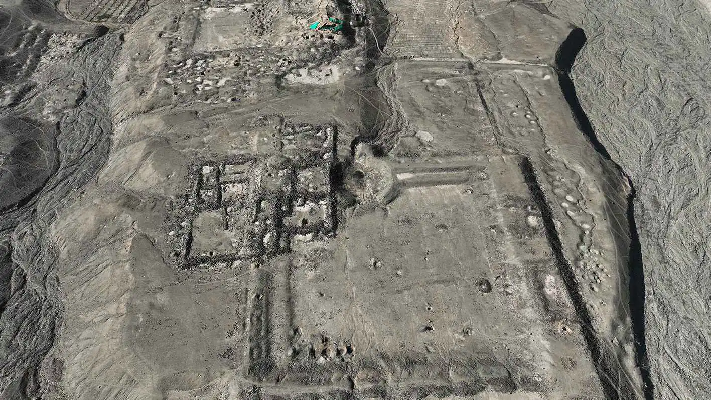 تعود إلى 3 آلاف عام.. العثور على لوحة بطول 5 أمتار في البيرو