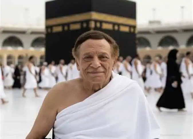 صورة متداولة تظهر الفنان عادل إمام على كرسي متحرك