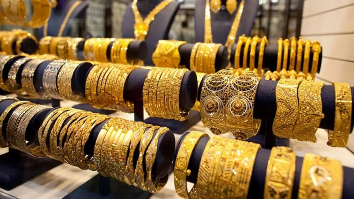 صعود الدولار يهوي بأسعار الذهب إلى أدنى مستوى في 6 أسابيع