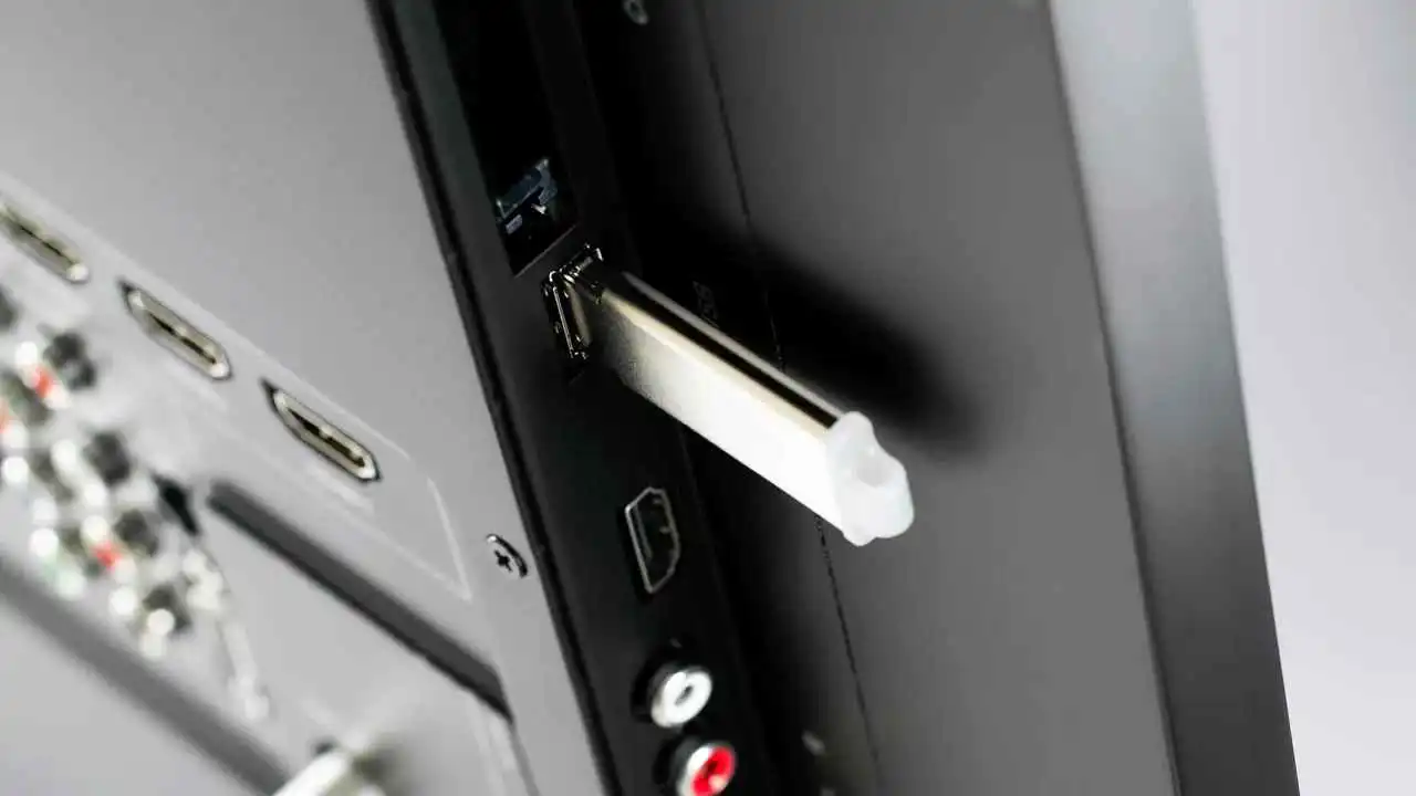 قدرات خارقة.. 4 طرق ذكية للاستفادة من منفذ USB في التلفزيون